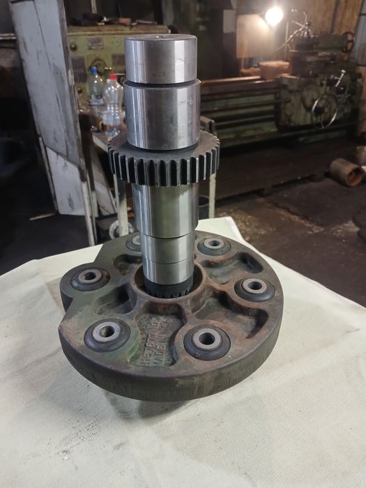 Вал-шестерня CE18212 редуктора жатки, John Deere