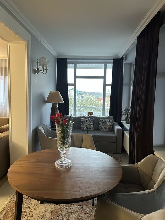 Продається будинок в дуже гарній локаціі ,з велик та гарним  на  місті