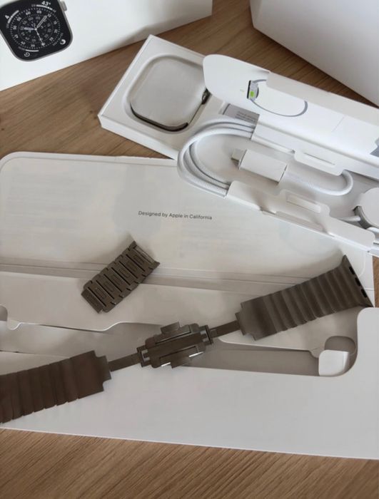Apple Watch Series 11 GPS + Cellular, 46 mm, em Titânio Natural com Bracelete de Elos Natural.