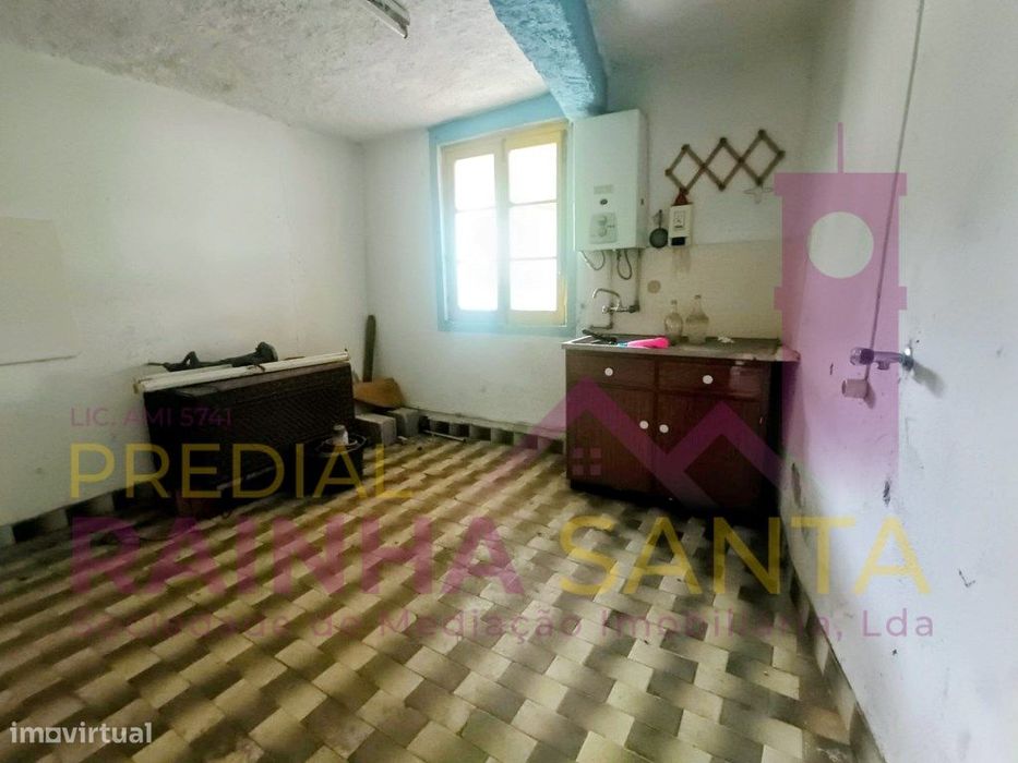 Moradia em 2 pisos para reabilitar. Quintal e anexo-Lousã
