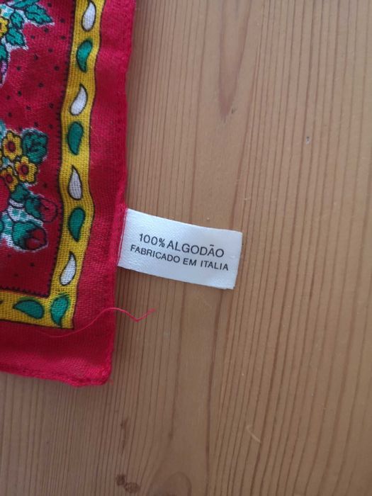 Lenço vermelho com padrão