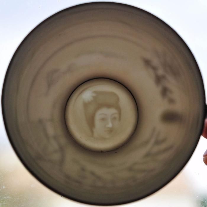 Chávena chinesa antiga com "holograma"