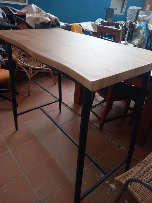 Mesa alta de bar em madeira e ferro