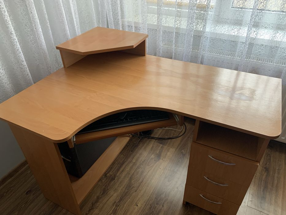 компʼютерний стіл з тумбочками