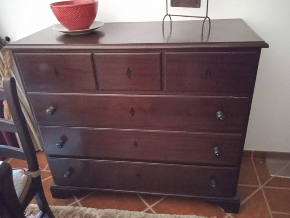 Móvel em madeira maciça