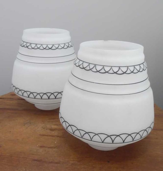 Abajures/globo em vidro branco duplo opalino com pintura – Anos 50