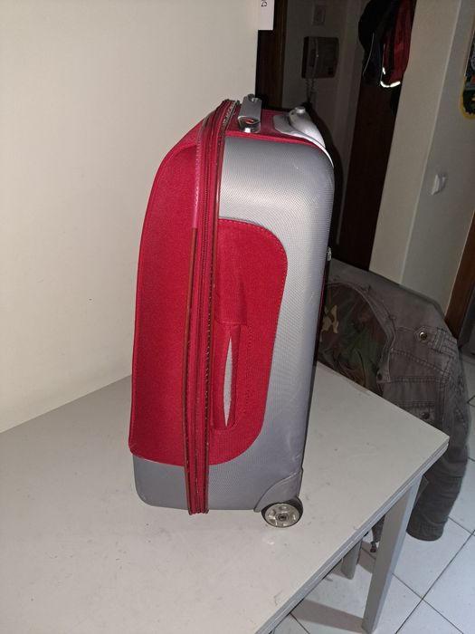 mala da United colors of Benetton  muito resistente  medi 63x41x23