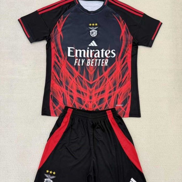 Conjunto (calções e camisolas) e camisolas de criança clubes