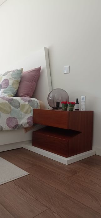 Cama de casal + mesas de cabeceira