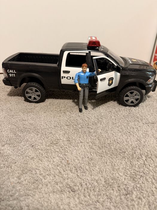 Bruder Policyjny Dodge RAM 2500 z figurką
