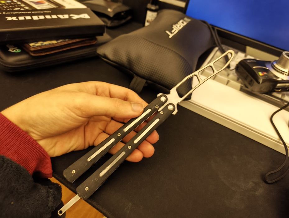 Faca balisong sem lâmina