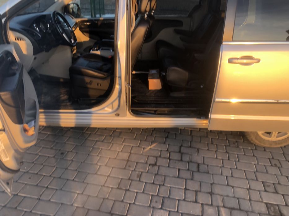 Chrysler town country