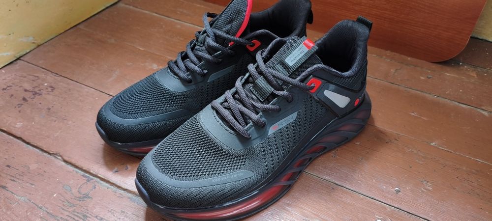 Кросівки BAAS 45 29.5 чорні з червоним