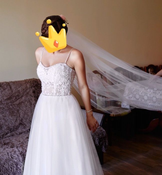 Biała suknia ślubna, korona, brokat, błysk