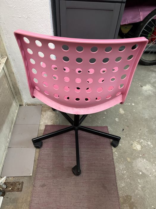 Cadeira cor de rosa de adulto