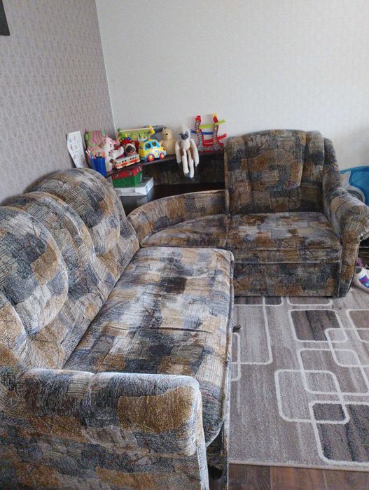 Угловой диван б/у.  В нормальном стостоянии