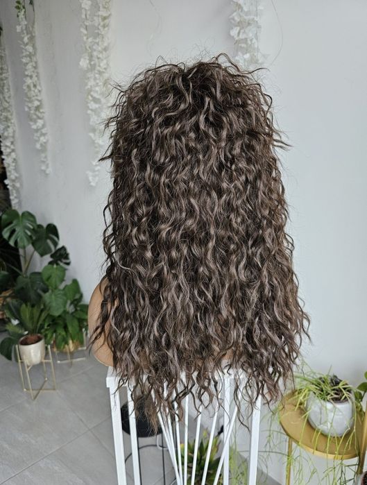 Peruka Frida brąz lekka peruka fale afroloki naturlany efekt brąz