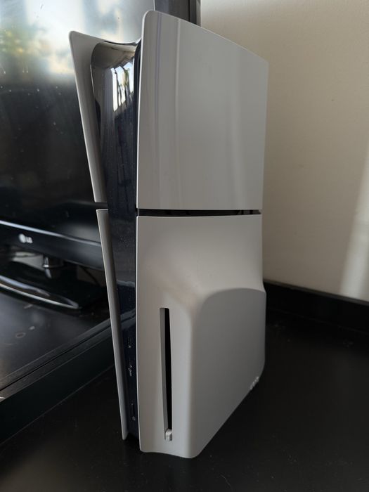 PlayStation 5 + 2 pady oryginalne + podstawka do ładowania