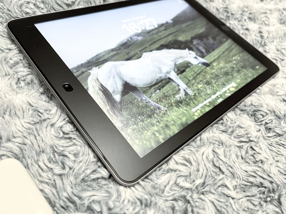 IPad 5 (32 gb) wi-fi, отличное состояние + стекло! А1822