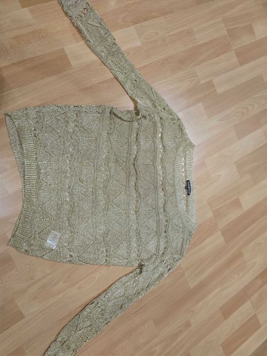 Sweter z złota nitką