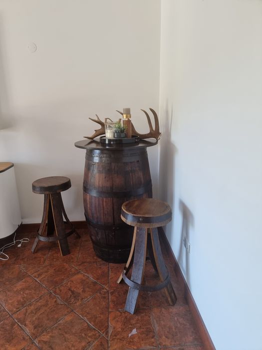 Mesa e quatro bancos