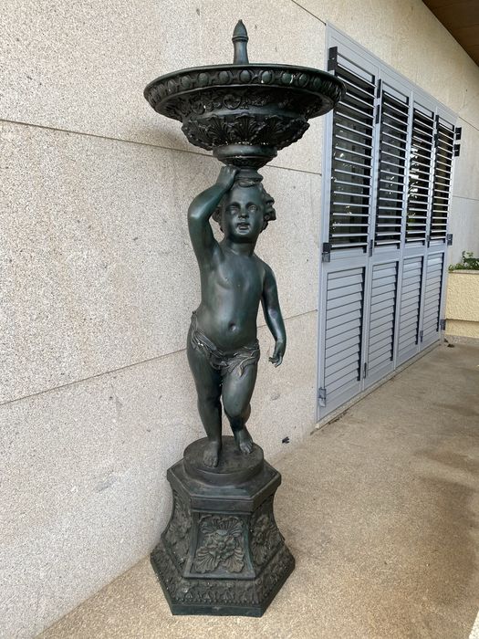 Elegante fonte em bronze fundido! Muito pesada! Altura 1,70mt e diametro da base 37cm! Lindissima peça para jardim ou entrada!