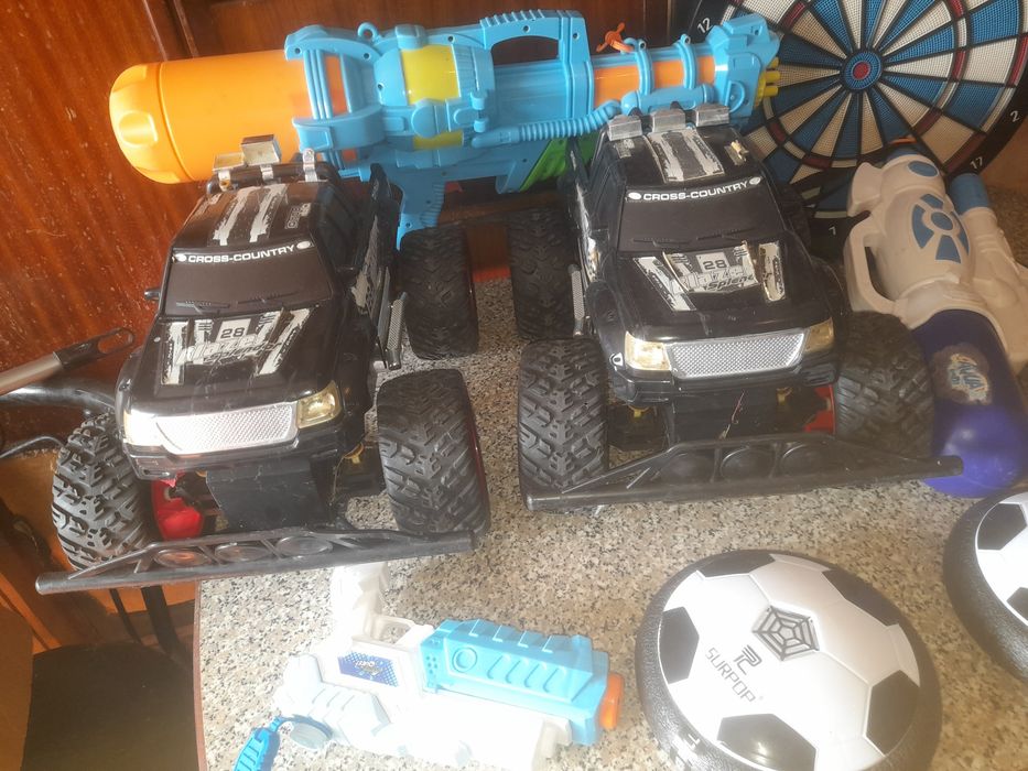 Conjunto de Brinquedos Diversos de Criança
Criança 

- 2 Hover Balls
-