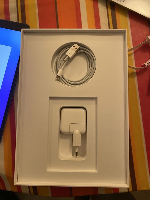 MUUJ2TY/A - iPad Air Wi-Fi 64GB Space Gray (inclui Capa)