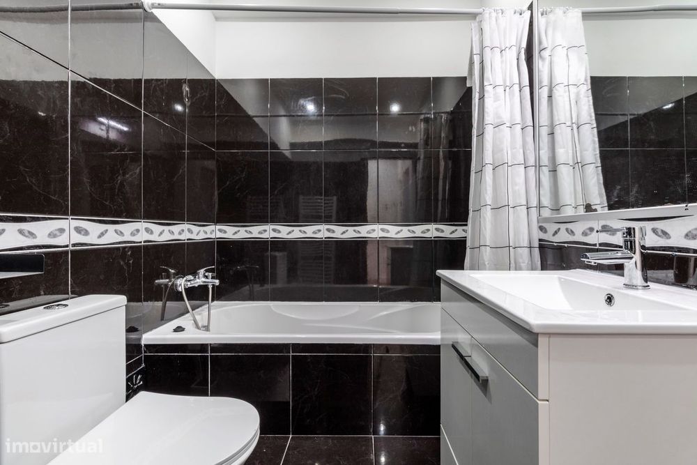 Apartamento T2 c/ Varanda em Agualva, Sintra