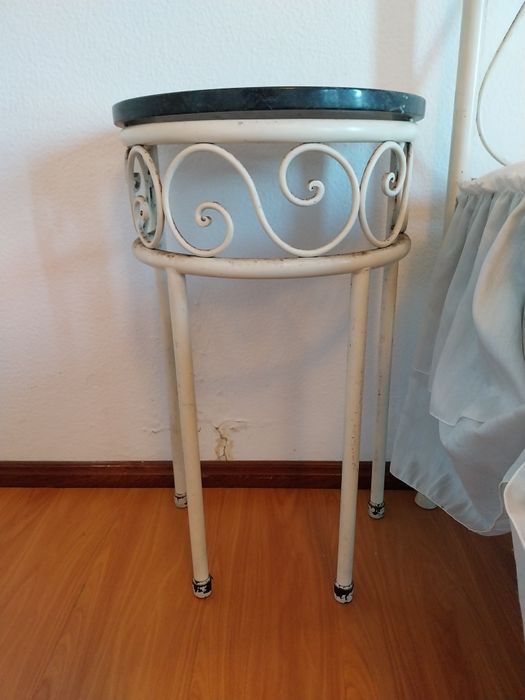 Cama individual em ferro antiga