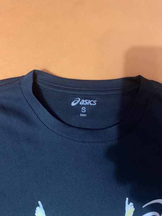 Продаю  футболку асікс в хорошому стані