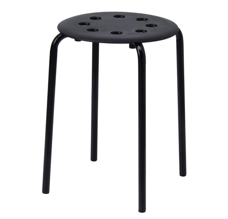 Vendo mesa com cadeiras e bancos