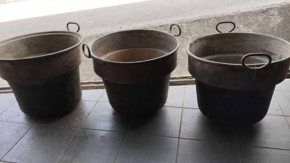 Potes antigos em cobre grandes (velharia/decoração)