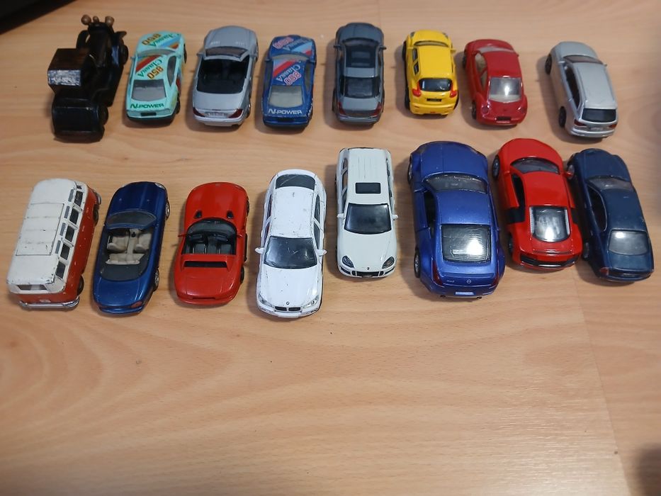 Miniaturas e um camião da b. P. Em bom estado