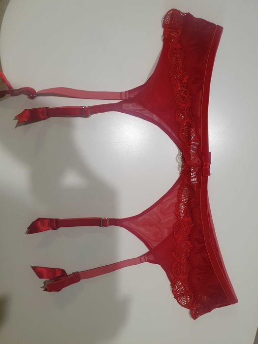 Червоний пояс для панчіх від Triumpph