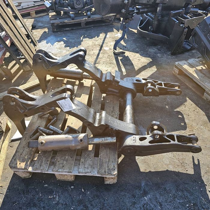 PODNOŚNIK RAMION TRAKTOR NEW HOLLAND T8.390 TYŁ