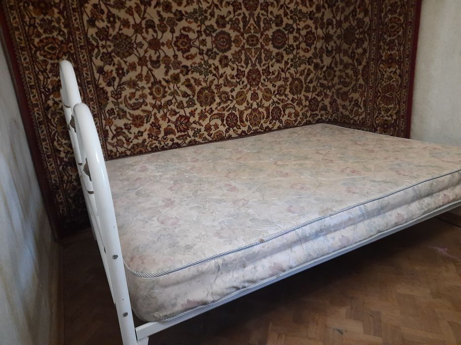 кровать двуспальная с ортопедические матрацом