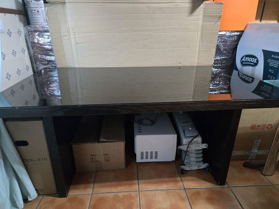 Mesa com vidro por cima