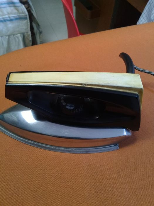 Vendo ferro de engomar a funcionar muito bem antigo