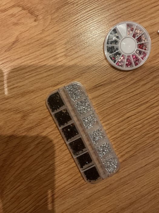 Zestaw akcesoriów do zdobień panzokci diamenty, serca, naklejki