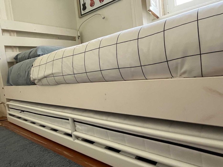 Cama dupla gavetão ikea com colchões e roupa de cama