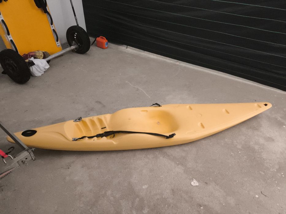Kayak amarelo com remo usado