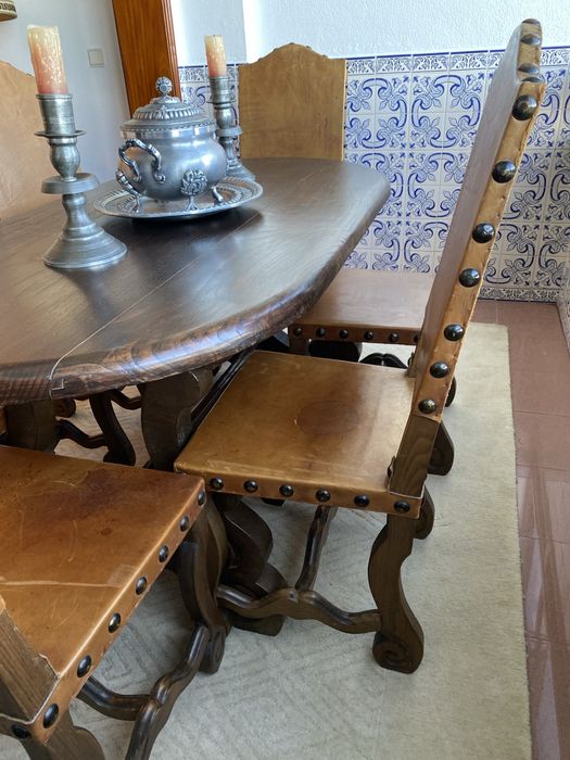 Mesa oval e 6 cadeiras madeira macica e couro