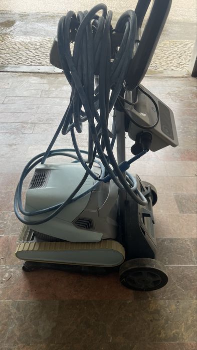 Robôt de limpeza de piscinas