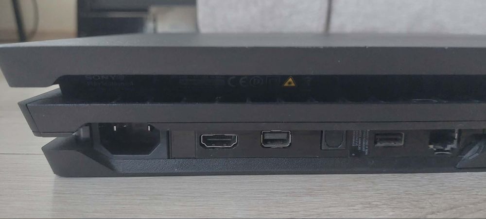 Ps4 Pro + 2 pady