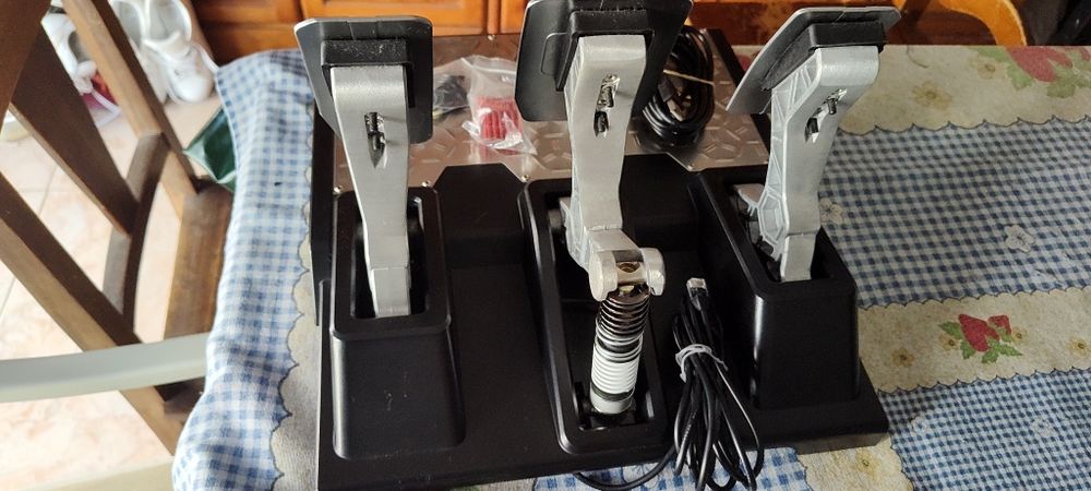 Pedais thrustmaster TMCL compatível com PC ou PlayStation e Xbox impecáveis