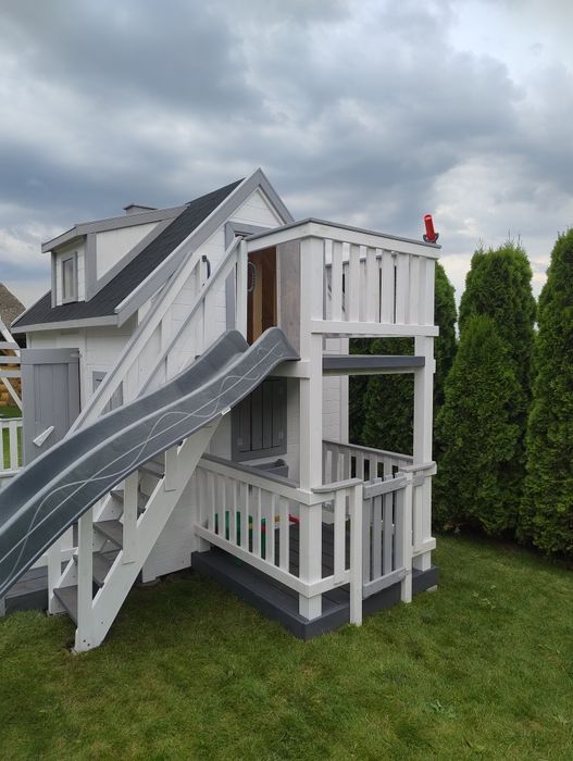 Plac zabaw domek z antresolą ślizg balkon huśtawka