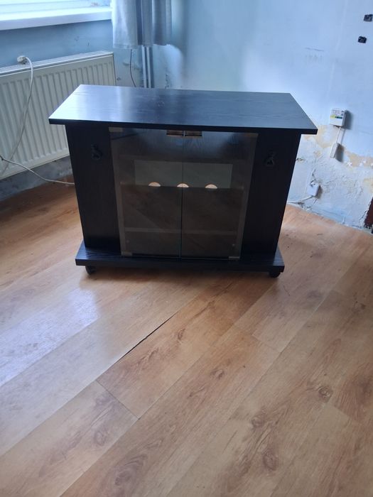 Czarna szafka pod telewizor.