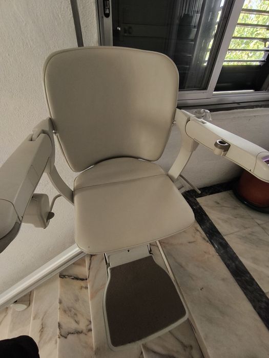 Cadeira elevatória Stannah - Modelo 600 com Carril Reto de +/- 4,50m