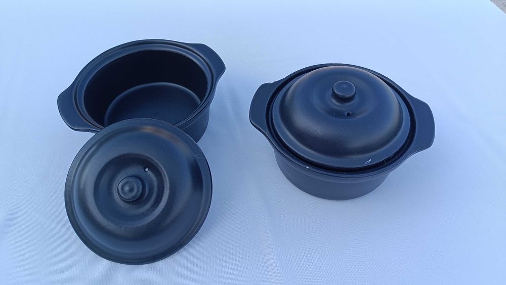 Pote em cerâmica, vidrado, cor negra, com tampa